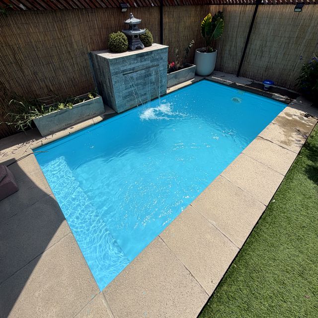 Piscina con cascada